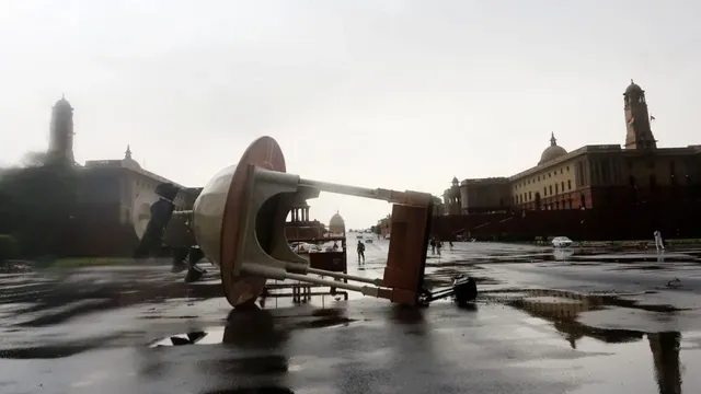 Delhi's heavy Rains leads to 2 deaths and many trees uproot Jama Majid's Dome Damage