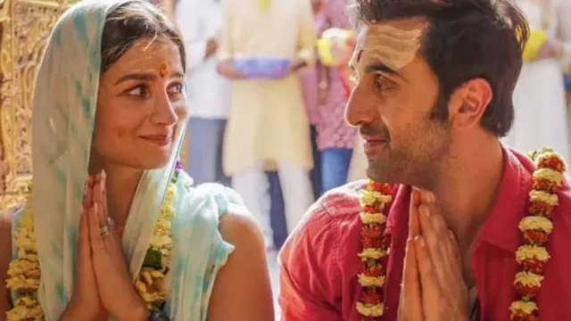The newly-weds Alia and Ranbir send food packets for media outside wedding venue.