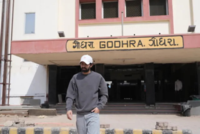 Vikrant Massey visits Godhra station ahead of ‘The Sabarmati Report’ release