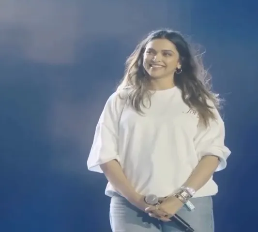 Deepika Padukone, Diljit Dosanjh bring the house down at Punjabi superstar's Bengaluru concert