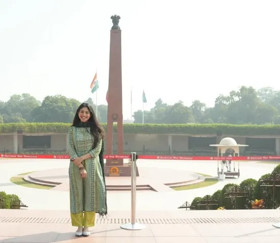 Sai Pallavi visits Kashi Vishwanath temple