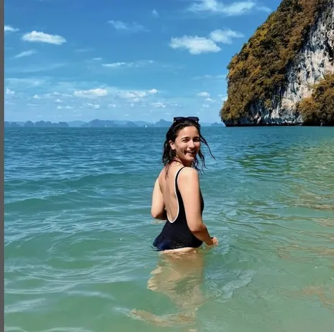 Alia Bhatt's 'effortless beach photo' will make your day