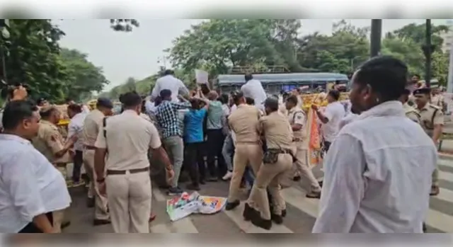 BJD, Congress workers protest rise in crimes against women in Odisha