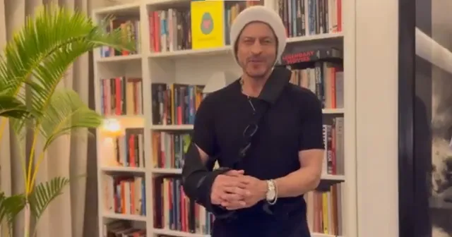 SRK appears with injured arm in special message after his National Award win: 'Award serves as reminder for me'