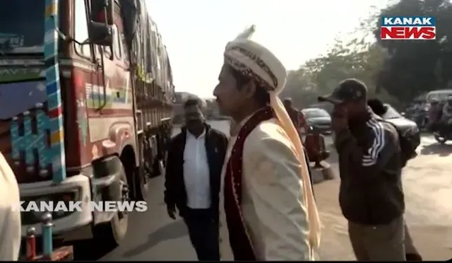 Watch Video: Groom Gets Stuck in Traffic Jam in Bhubaneswar During Bharat Bandh