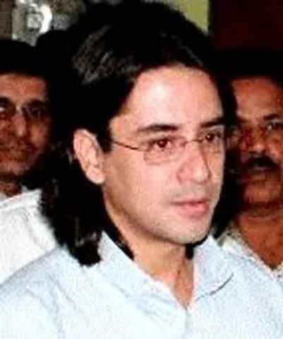 Of Reluctant Dynasts and Eager Politicians