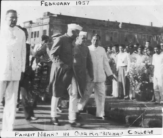 Rare Picture: Jawaharlal Nehru in Ravenshaw College, Odisha