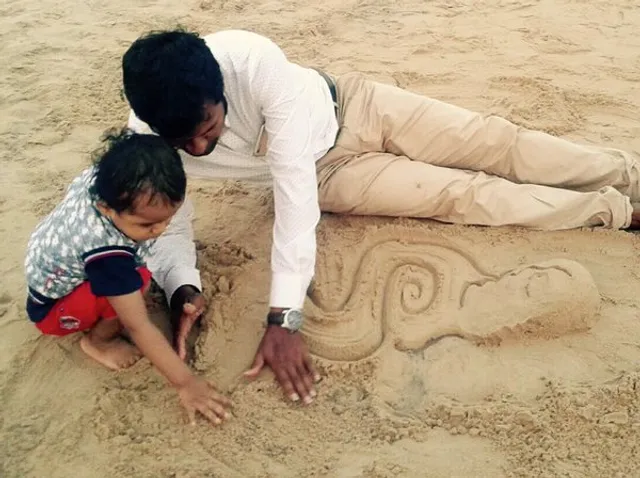 This picture of sand artist Sudarsan Pattnaik with his son on the beach is too cute!