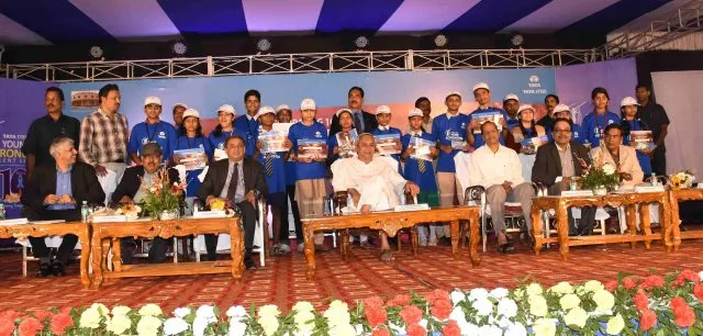 Odisha CM felicitates 20 budding astronomers of YATS
