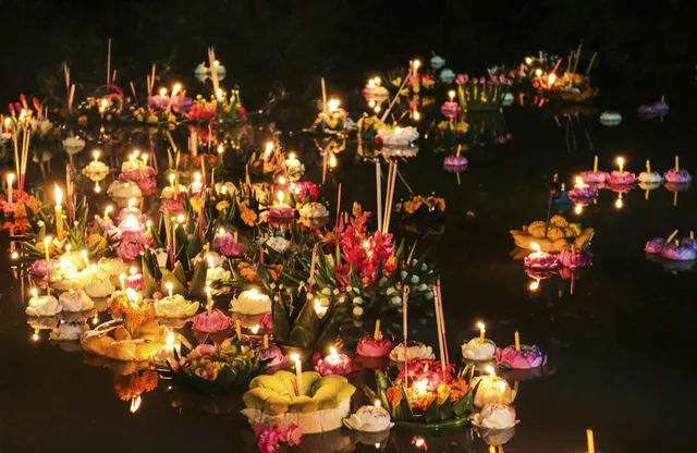 Loy Krathong the Boita Bandana equivalent in Bangkok!