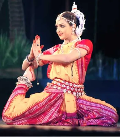 Celebrity watch: Bollywood actor Esha Deol enthrals Delhi with Odissi performance!