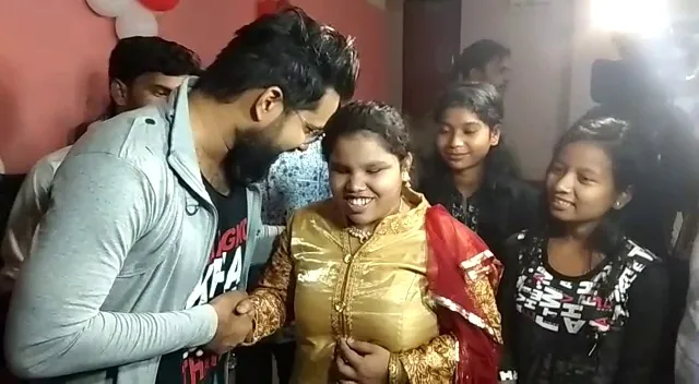 Odisha actor Sabyasachi watches '4 Idiots' with Divyang fan