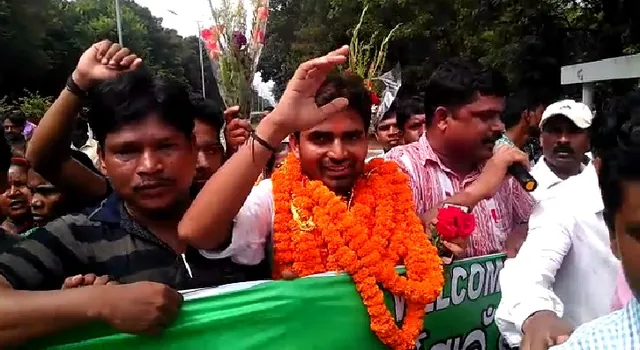 Odisha: Muktikanta returns to Rourkela, gets rousing welcome