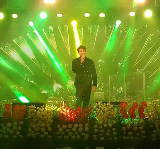 Sonu Nigam enthralls Odisha fans despite severe illness
