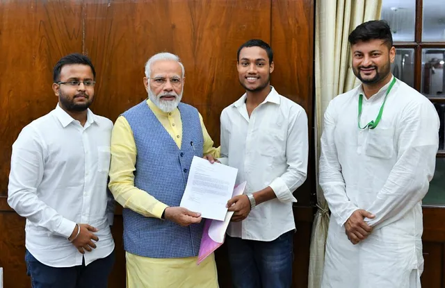 PM Modi meets Odisha students who cycled to Delhi