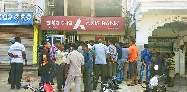Masked miscreants pull down bank shutter, loot Rs 14 lakh at gunpoint in Odisha  