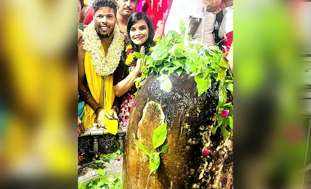 Umesh Yadav with wife at Mahakaleshwar