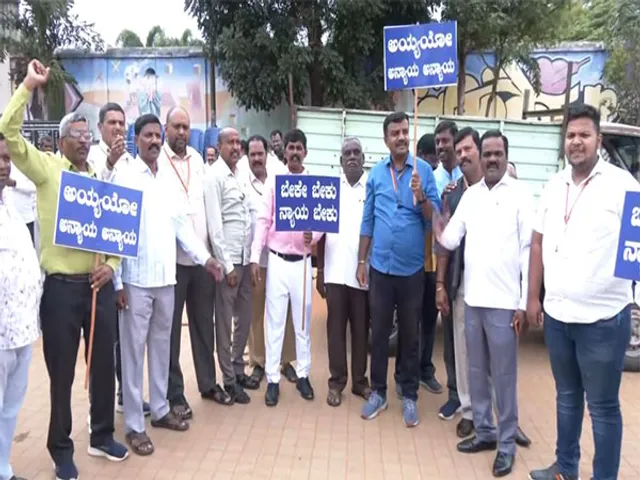 Municipal Corporation employees protest at Freedom Park in Bengaluru (Photo/ANI)