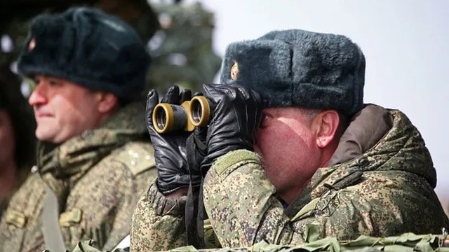 Russian troops observing Ukrainian army positions 