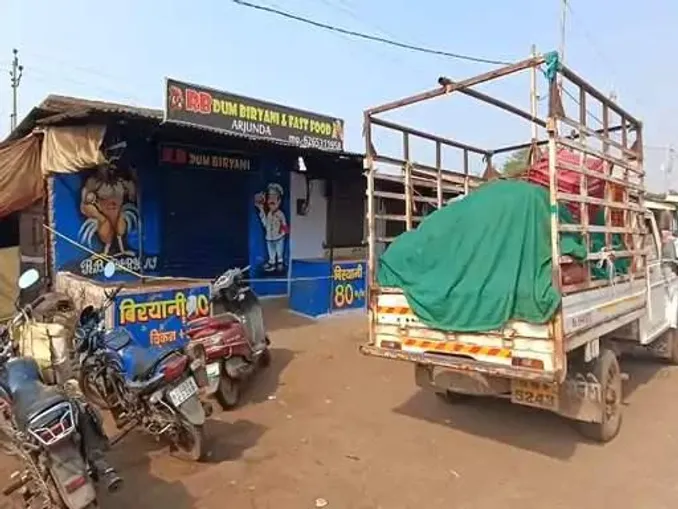 दुर्गेश देवांगन उर्फ दादू (27) का शव अर्जुन्दा स्थित दम बिरयानी सेंटर के फर्श पर मिला था।