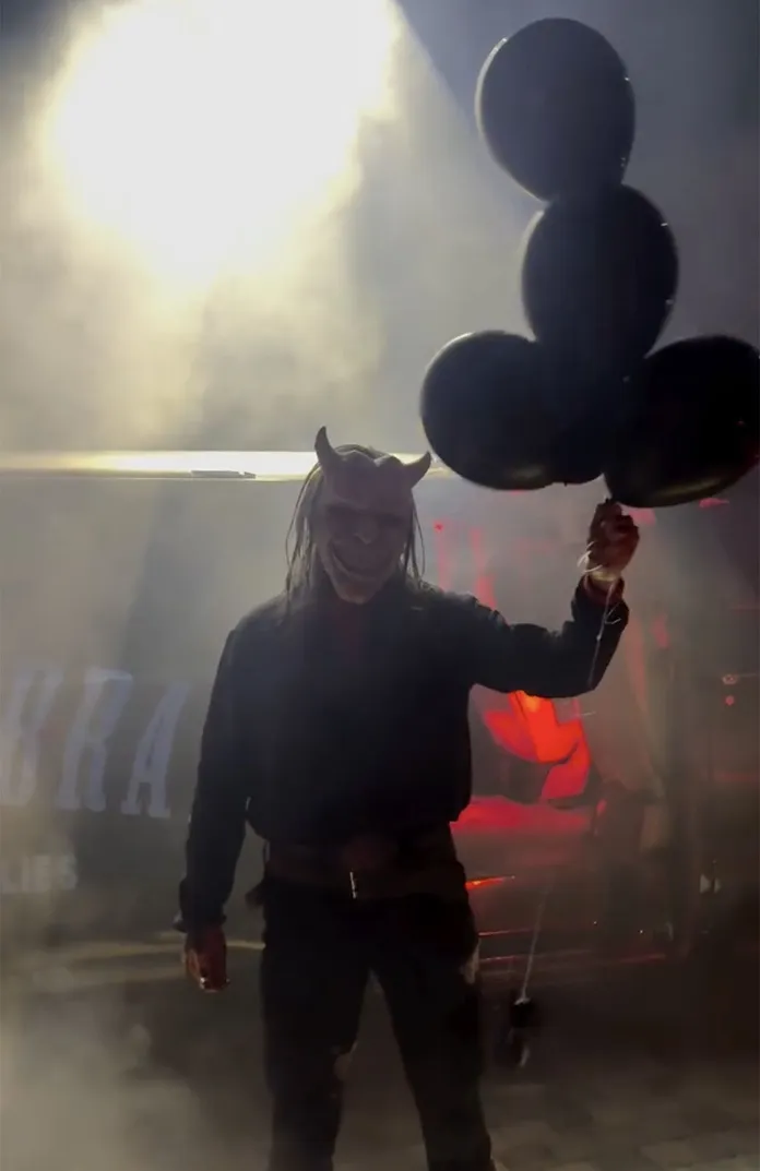 kourtney-kardashian-travis-100825-6-9c0a7eb9a1d447d8ae9783a68965ec15