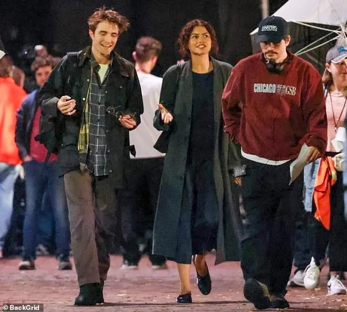 Zendaya cozies up to Robert Pattinson on The Drama set - amid news she will  team with favorite leading man | Daily Mail Online