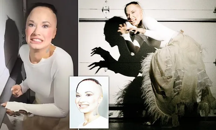 Singer looks terrifying as she recreates her iconic 2000s meme | Daily Mail  Online