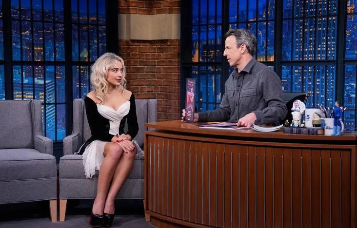 📸| Sabrina Carpenter being interviewed on "Late Night with Seth Meyers" in  New York