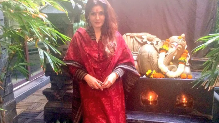 raveenaोो