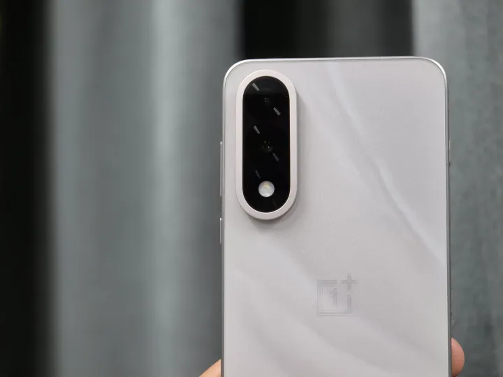 Cameras: 50 MP front and back