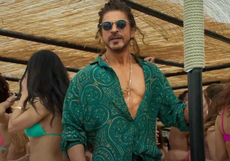 shah_rukh_khan_green_shirt_ritu_kumar_pathaan_besharam_rang