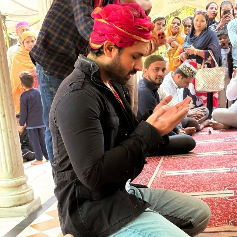 दरअसल, हाल ही में शोएब और दीपिका अपने बेटे रुहान को लेकर अजमेर शरीफ दरगाह पहुंचे. वहां उन्होंने ख्वाजा गरीब नवाज के दरबार में दुआ मांगी. फोटो में देखा जा सकता है कि शोएब दुआ मांग रहे हैं.