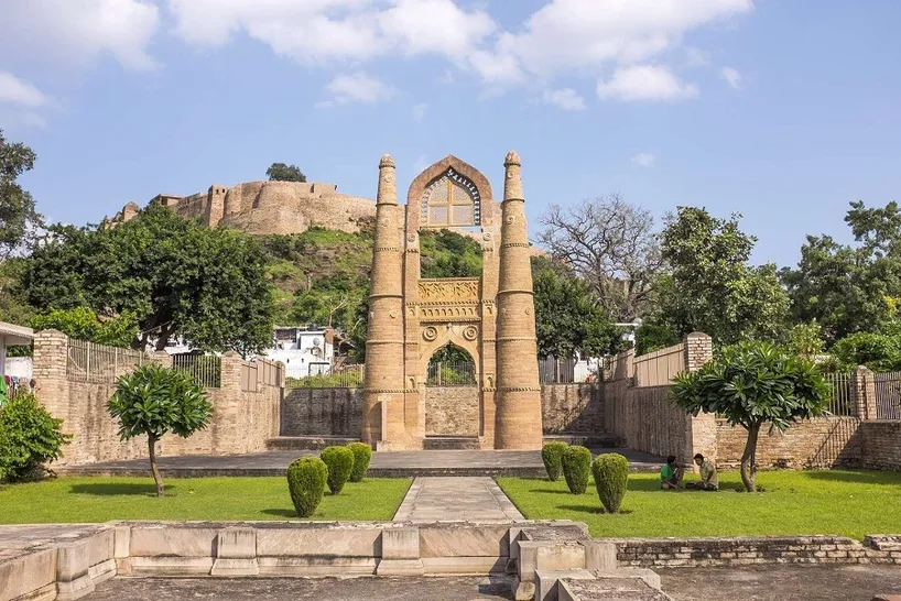 Badal Mahal Gate, Chanderi - Timings, History, Architecture, Best Time to  Visit