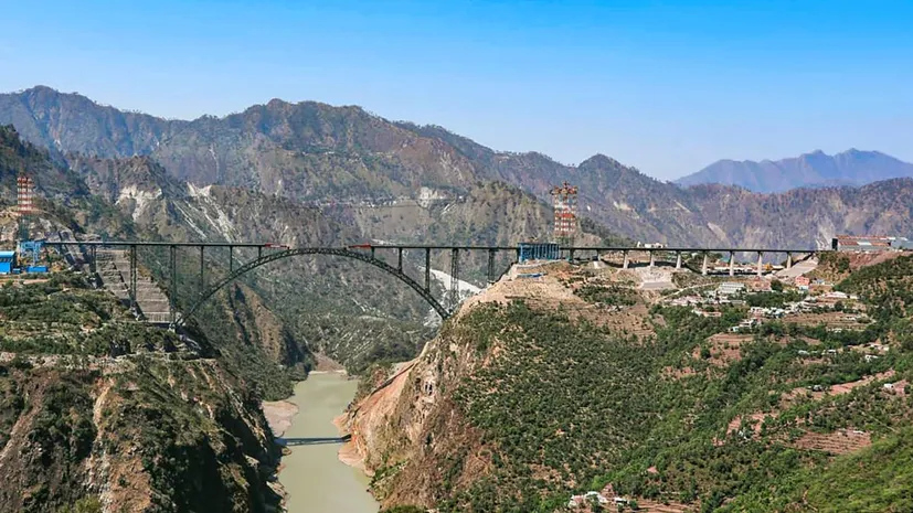 चिनाब ब्रिज के उद्घाटन की तारीख आ गई, बेमिसाल है दुनिया का सबसे ऊंचा रेलवे  पुल - India TV Hindi