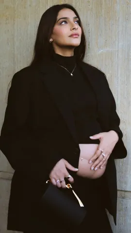 sonam kapoor pregnant baby bump photo viral hindi news