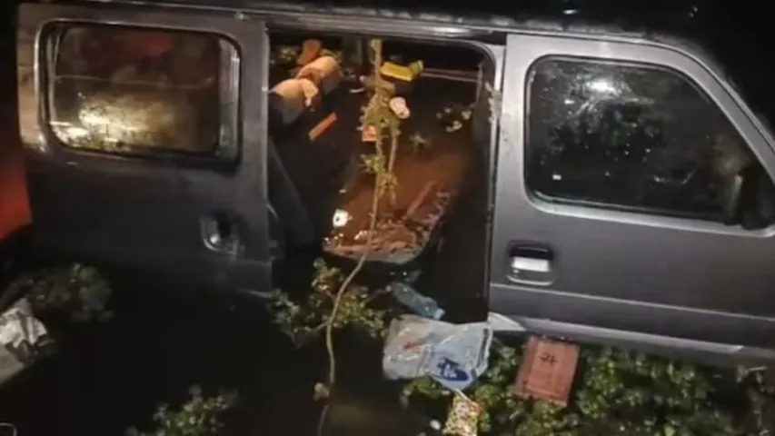 kanpur dehat -eeco-car-accident-agnhotri-family-pond-fall 4 died hindi news zxc