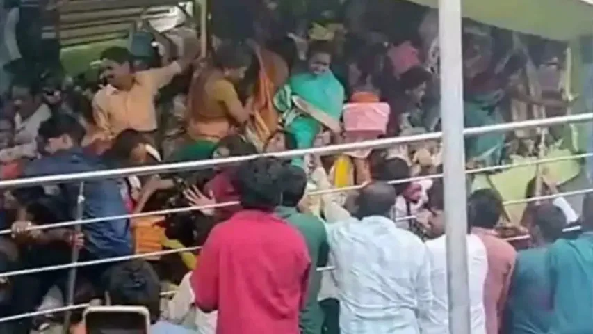 Srikakulam Temple Stampede: AP के श्रीकाकुलम में वेंकटेश्वर स्वामी मंदिर में भगदड़, 9 श्रद्धालुओं की मौत, कई घायल