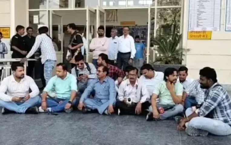 Eta Medical College: एटा मेडिकल कॉलेज में पत्रकारों के साथ अभद्र व्यवहार  डॉ. अंकिता शर्मा पर आरोप