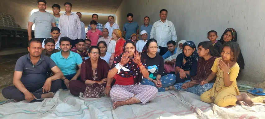 Bagpat Dulhan Protest: बागपत में दुल्हन फेरों से पहले बैठी परिवार के साथ धरने पर, कई घंटों तक धरने पर डटी रही