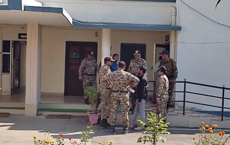 Gorakhpur News: गोरखपुर में नगर निगम की बड़ी कार्रवाई  PWD मुख्य अभियंता का कार्यालय सील, 3 करोड़ था बकाया