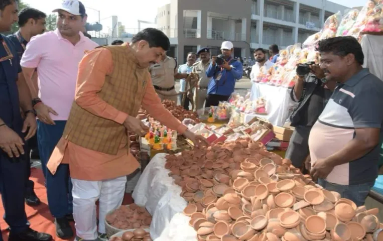सीएम डॉ. मोहन ने दिया वोकल फॉर लोकल का संदेश: काफिला रुकवाकर खरीदे दीये, दुकानदारों से पूछा हाल, दीवाली की दी शुभकामनाएं
