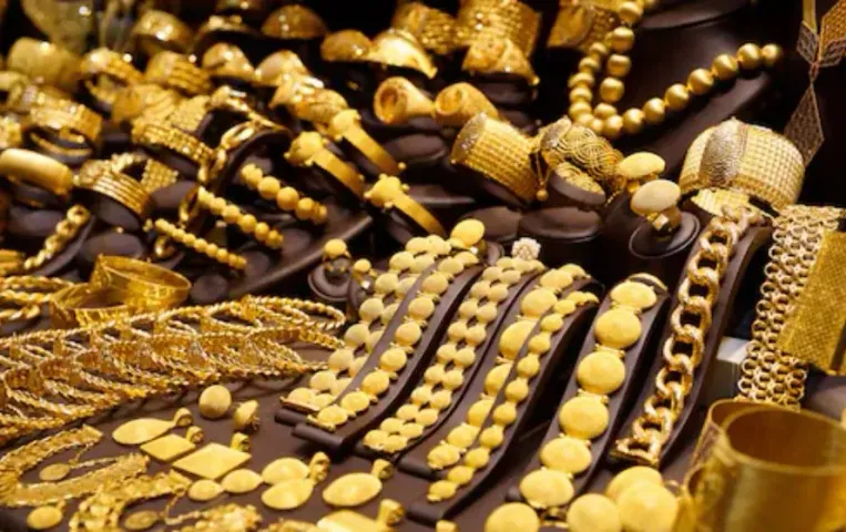 Gold Rate Today: हफ्ते के पहले दिन सोने के दाम में गिरावट, चांदी भी लुढ़की, देखें क्या है आज 24 कैरेट गोल्ड का भाव