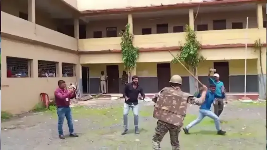 Harda Karni Sena Case: हरदा के हॉस्टल में घुसकर लाठीचार्ज करती नजर आई पुलिस, स्टूडेंट बोले-जाति पूछ-पूछकर पीटा