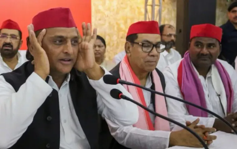 Akhilesh Yadav Security: अखिलेश यादव कार्यकर्ताओं की भीड़ में फंसे, योगी सरकार पर फोड़ा सुरक्षा का ठीकरा