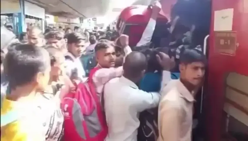 नई Hyundai Venue हुई लॉन्च: दमदार लुक, लग्जरी फीचर्स और हाईटेक इंटीरियर के साथ आई मार्केट में, सिर्फ इतने में करें बुक