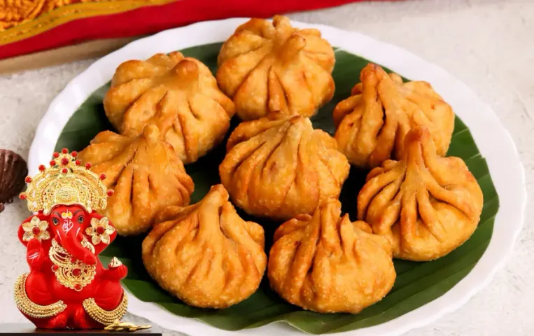 Modak Recipe: गणेश चतुर्थी के दिन घर पर ऐसे झटपट तैयार करें मोदक, बाजार की मिठाई भी इसके आगे है फेल, जानें रेसिपी