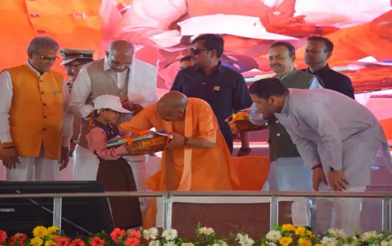 UP CM Yogi Adityanath: CM योगी ने बरेली में 'स्कूल चलो अभियान' का किया शुभारंभ, प्रदेश को 2554 नई एंबुलेंस्स की सौगात