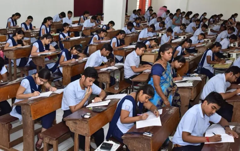 Board Exams 2025: बोर्ड परीक्षा की तैयारी कर रहे छात्र-छात्राओं को इतने घंटे करना चाहिए पढ़ाई, जानें एक्सपर्ट की राय
