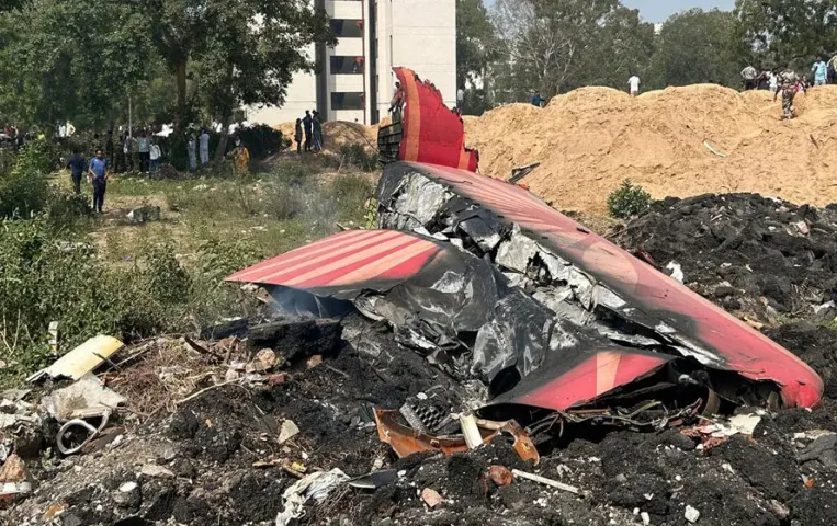 Ahmedabad Air India Plane Crash में बड़ा खुलासा: 'को-पायलट के हाथों में था कंट्रोल, मॉनिटरिंग कर रहे थे कैप्टन