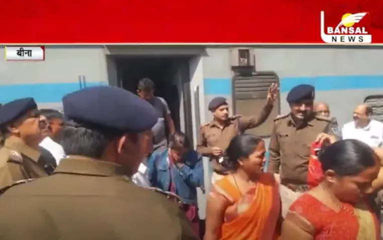 Bina News: कामायनी एक्सप्रेस को बम से उड़ाने की अफवाह, पुलिस ने ट्रेन को कराया खाली, 2 घंटे से प्लेट फॉर्म पर खड़ी ट्रेन